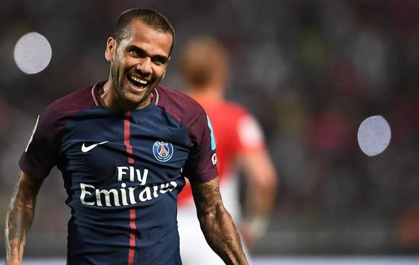 Daniel Alves diz que não tirou bola de Cavani e minimiza polêmica