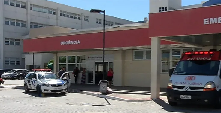 Professora baleada quando estava grávida recebe alta do hospital, mas bebê continua internada