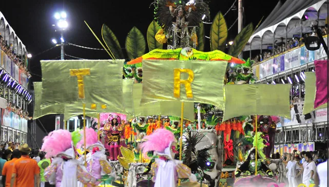 Preparação das escolas de samba: rumo ao grupo especial, diretor da Imperatriz leva barracão para casa