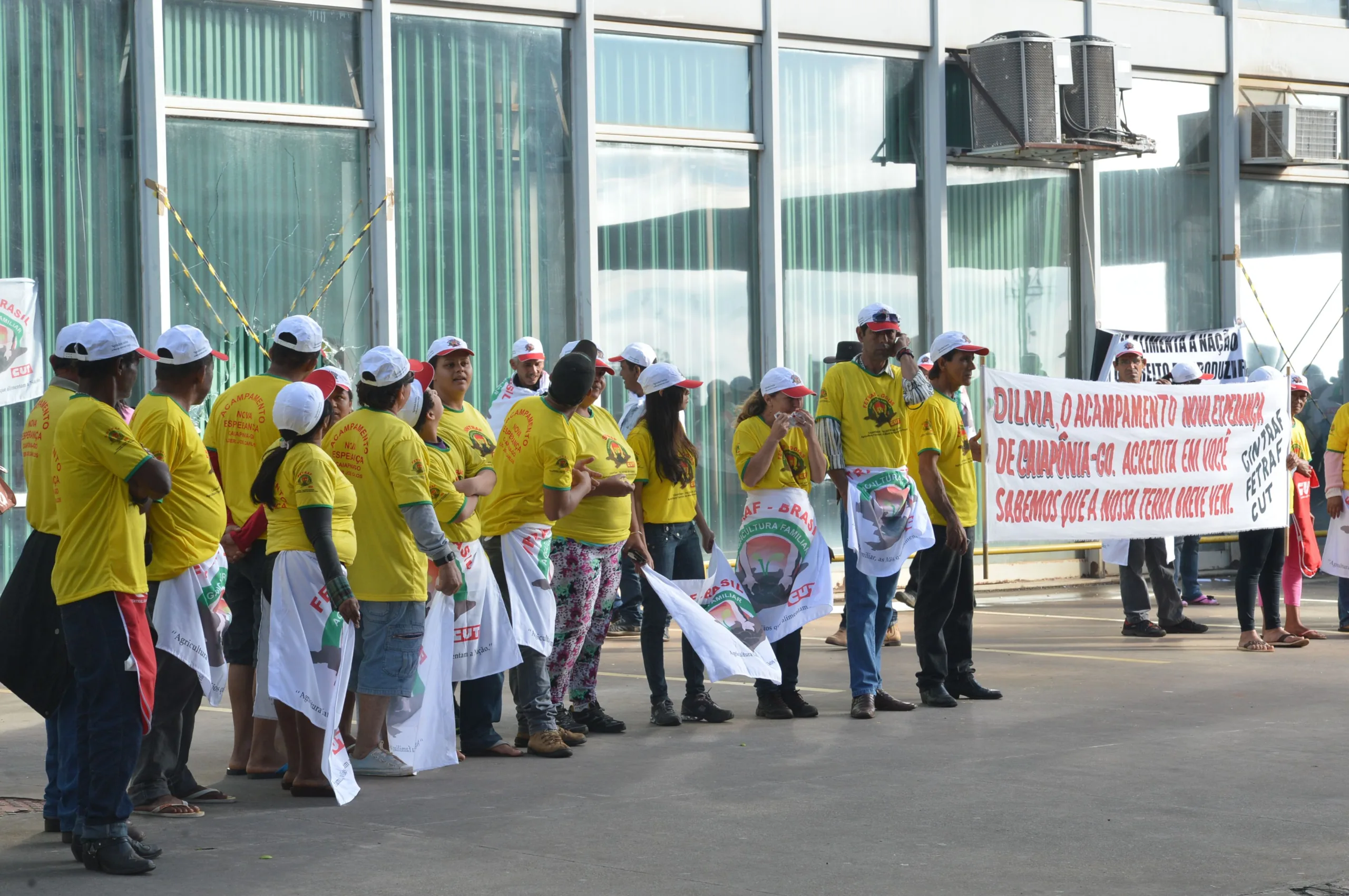 Integrantes da Federação dos Trabalhadores na Agricultura Familiar invadiram o prédio Ministério da Fazenda em protesto por melhorias para o meio rural (Antônio Cruz/Agência Brasil)