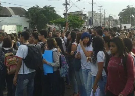 Após quase 3 horas de manifestação, estudantes encerram protesto na Serra