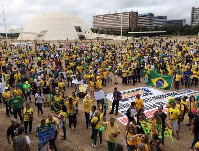 Organizadores falam em 50 mil manifestantes reunidos na Esplanada dos Ministérios