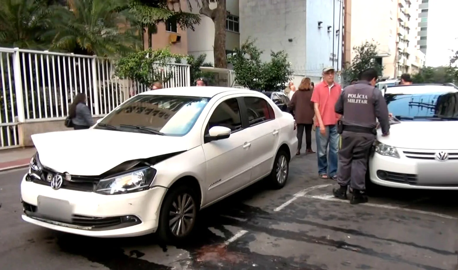 Suspeito de roubar carro se envolve em batida durante fuga e apanha da população em Vitória