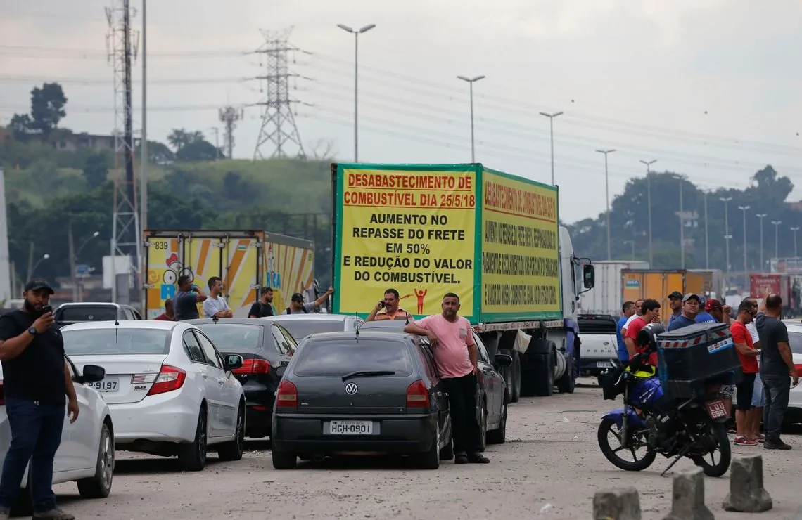 Caminhoneiros protestam contra elevação no preço do diesel na rodovia BR-040, em Duque de Caxias.