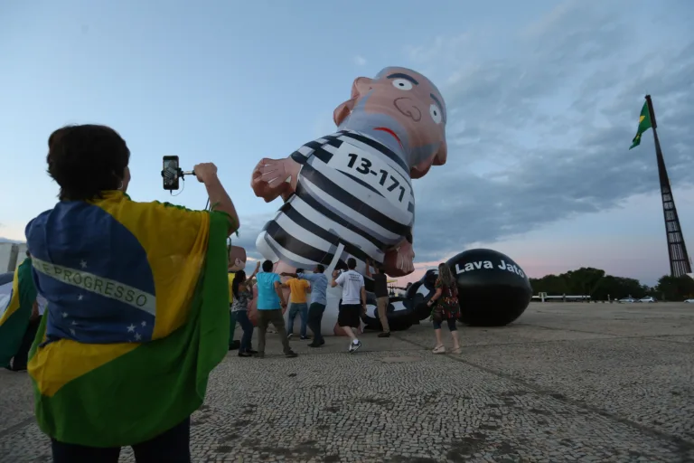 Brasília – Manifestantes a favor da Lava Jato e contra as decisões do ministro Gilmar Mendes, protestam com bonecos e velas em frente ao STF (Fabio Rodrigues Pozzebom/Agência Brasil)