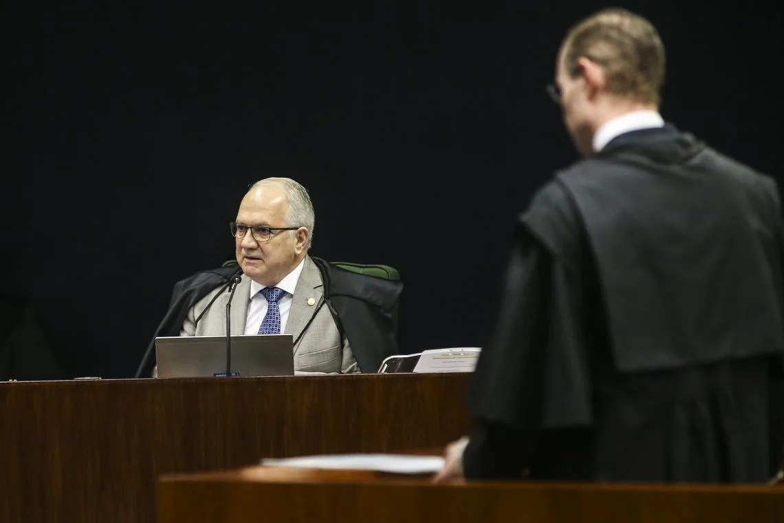 O ministro Edson Fachin durante sessão na Segunda Turma do Supremo Tribunal Federal (STF), para o julgamento de mais um pedido de liberdade para o ex-presidente Luiz Inácio Lula da Silva.