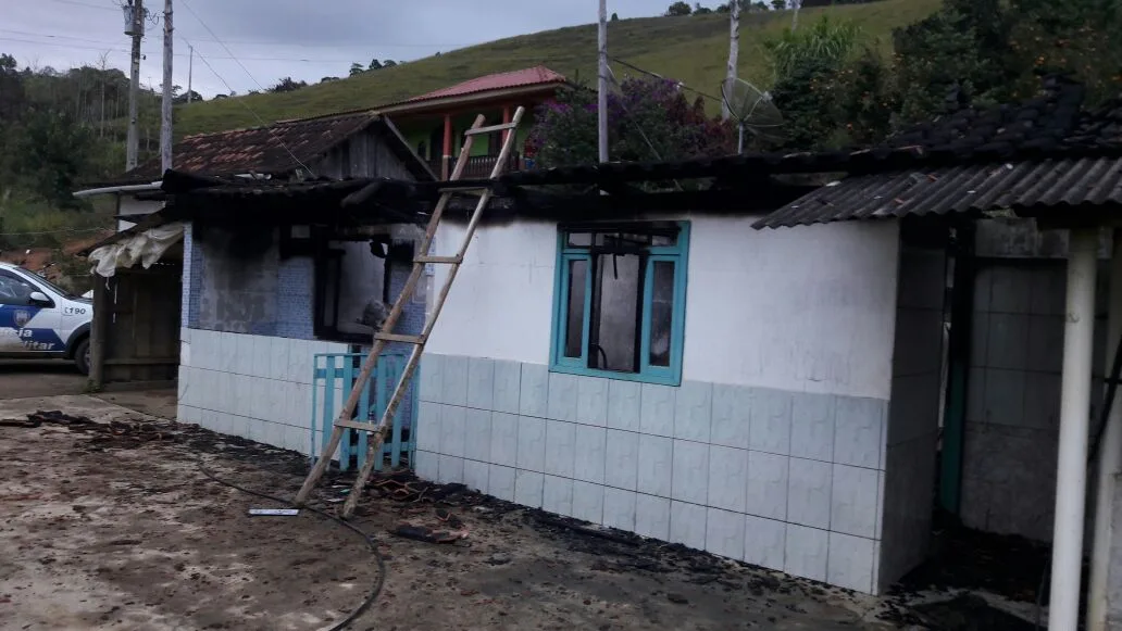 Casa pega fogo durante velório e chamas atingem corpo em Santa Maria