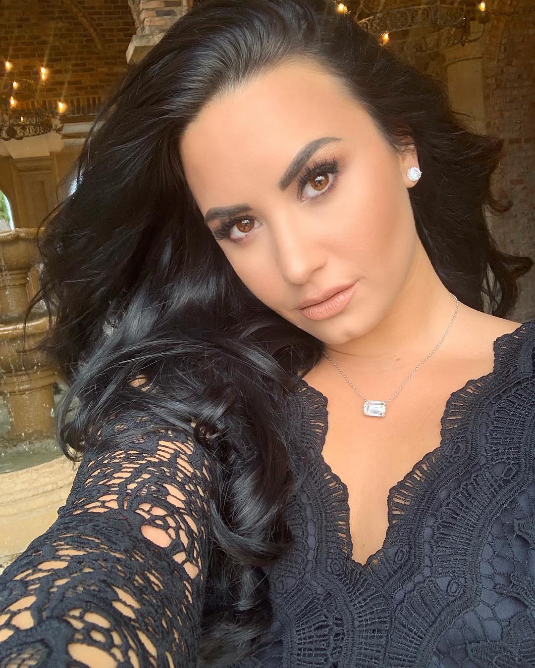 Demi Lovato coloca à venda mansão em que sofreu overdose por 38 milhões de reais