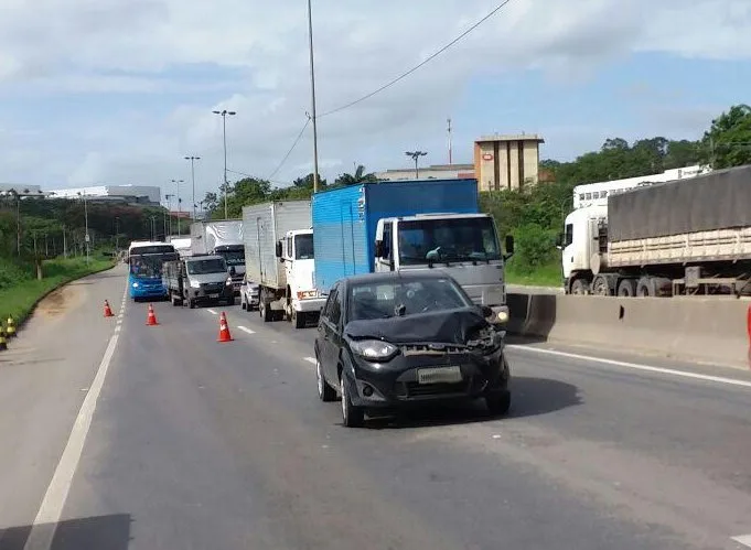 Acidente com cinco carros e moto deixa trânsito complicado em Viana