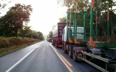 Duas pessoas morrem em grave acidente entre caminhão e van em Sooretama