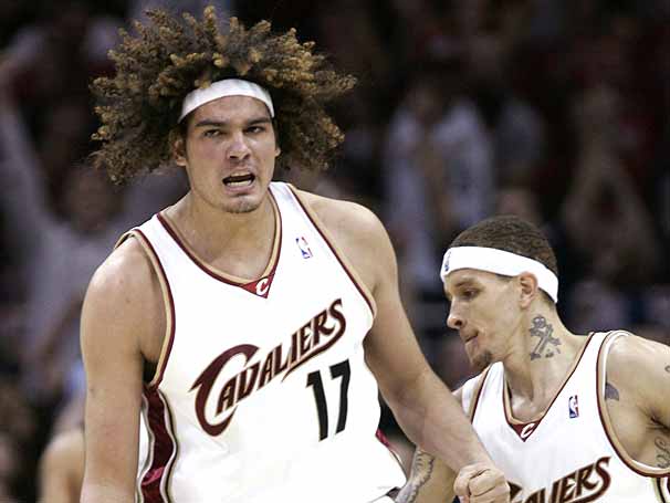 Astro da NBA, capixaba Anderson Varejão, responde perguntas de fãs por Twittcam