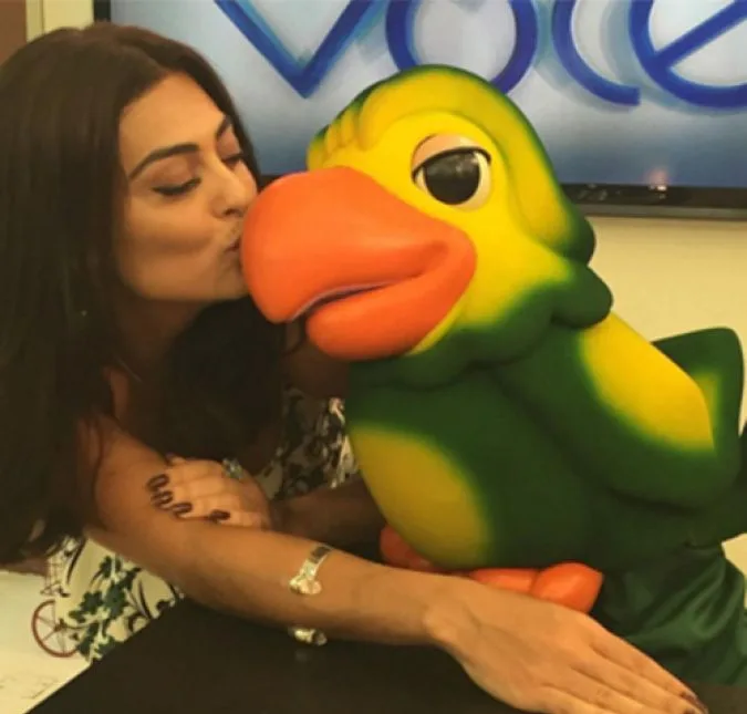 Juliana Paes chega atrasada em programa e coloca a culpa nos filhos