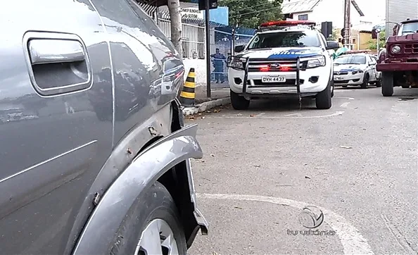 Família volta de hospital e tem carro atingido por bandidos durante perseguição em VV