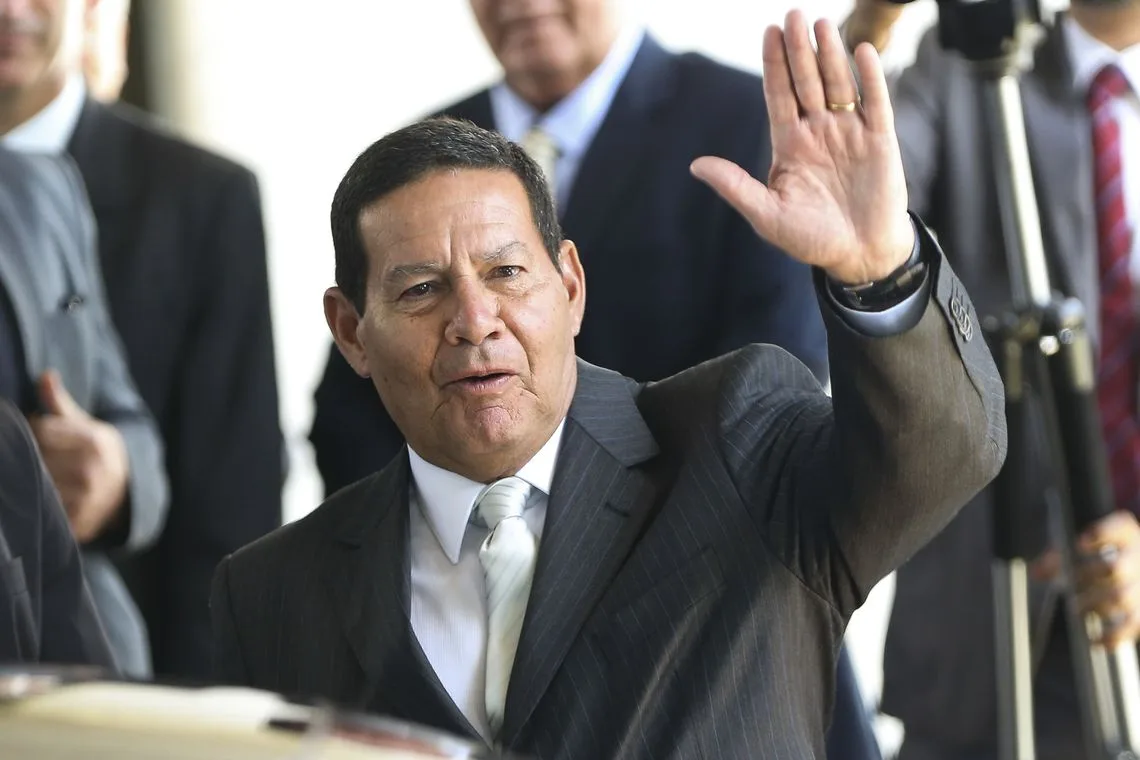 O presidente em exercício,General Hamilton Mourão, ao sair de seu gabinete no Palácio do Planalto.