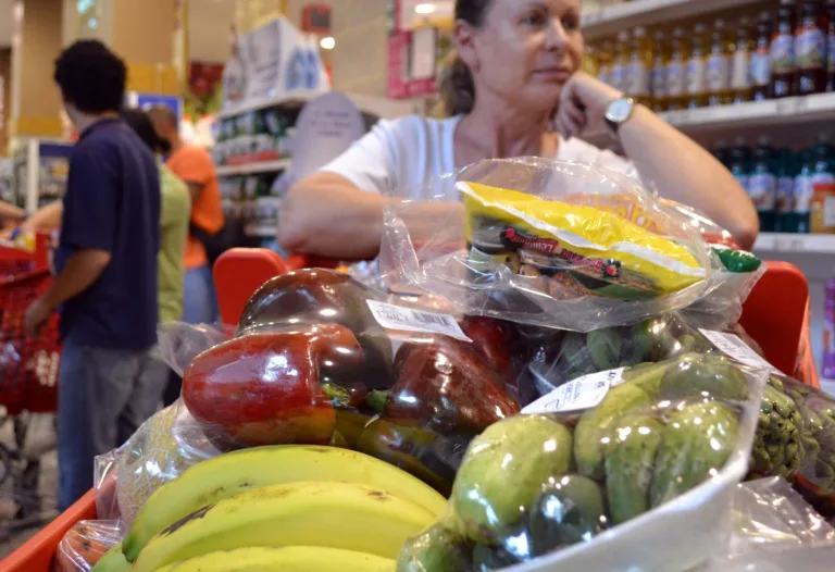 epa03421910 A woman waits in line with her shopping car full of food in a Caracas supermarket, Venezuela, 04 October 2012. Hundreds of people shop for food before the 07 October presidential elections, as lots of Venezuelans make purchases to fill their homes and some international companies have established contingency plans allowing their expatriate employees […]