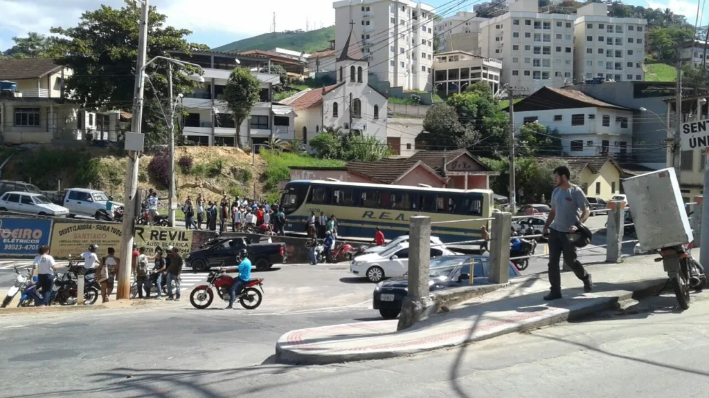 Grávida morre e policial civil é baleado durante assalto a ônibus em Cachoeiro