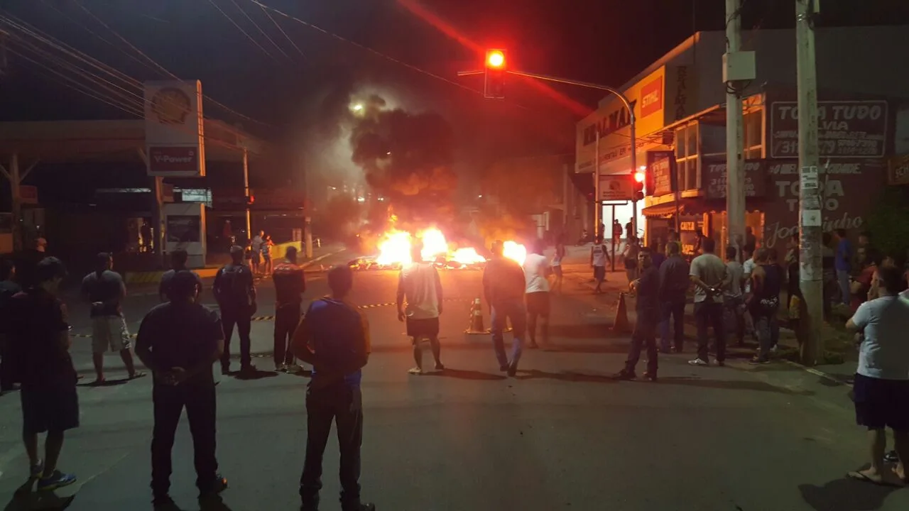 Criança é morta a tiros e moradores protestam em Guarapari