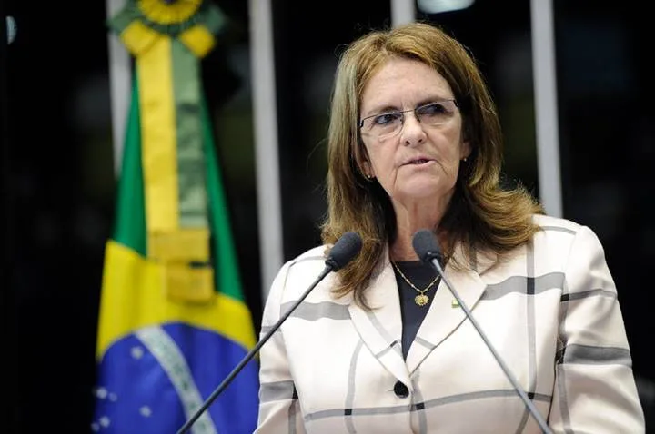 Graça Foster e mais 5 diretores da Petrobras renunciam