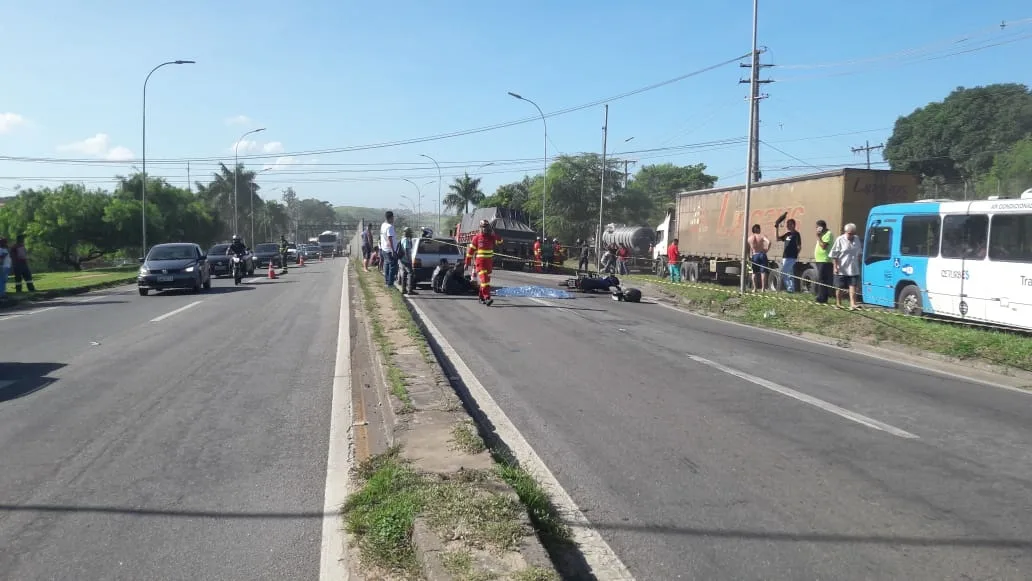 Professor morre em grave acidente envolvendo moto, carreta e carro na Serra