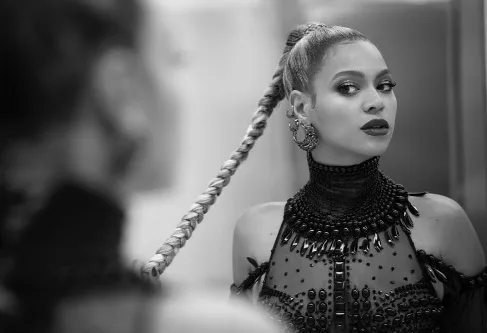 Beyoncé não leva prêmio principal, mas arrasa na moda no Grammy 2017