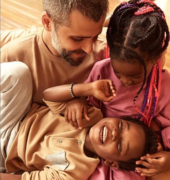 Bruno Gagliasso posa com os três filhos pela primeira vez e ganha homenagem emocionante da família