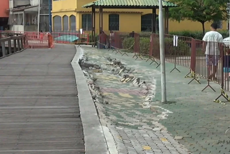 Calçada em praça na Ilha das Caieiras cede após chuvas em Vitória