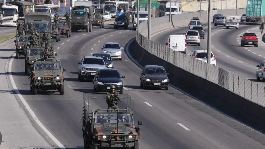 Ministro da Defesa sobrevoa regiões ocupadas por militares no Rio