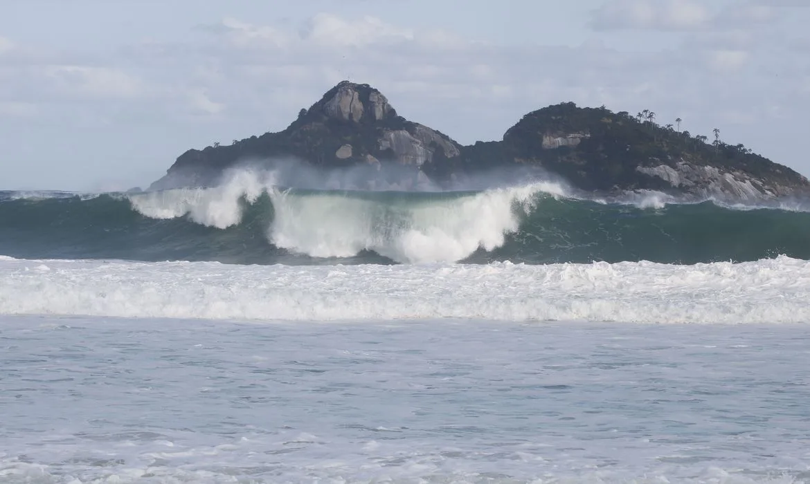 Rio de Janeiro – Mar de ressaca com ondas fortes na praia da Barra da Tijuca após passagem de ciclone extratropical que atingiu a região Sul do país e foi para o oceano. (Fernando Frazão/Agência Brasil)