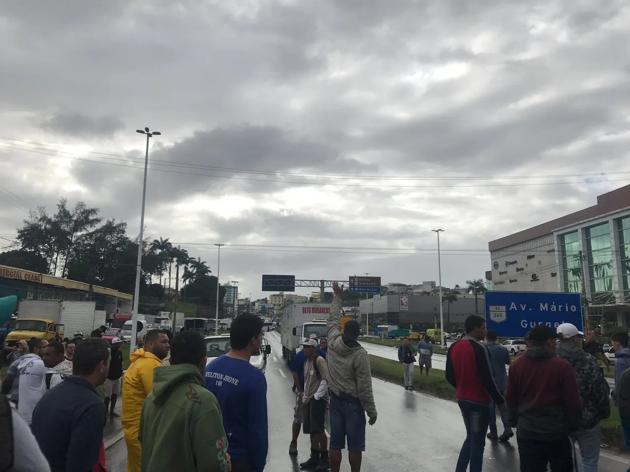 Protesto na Ceasa: BR-262 totalmente interditada neste momento