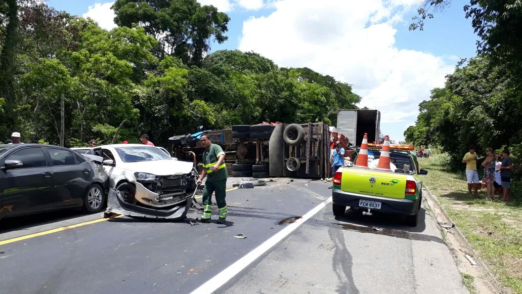 Grave acidente entre caminhões e veículos de passeio interdita BR 101 em Sooretama