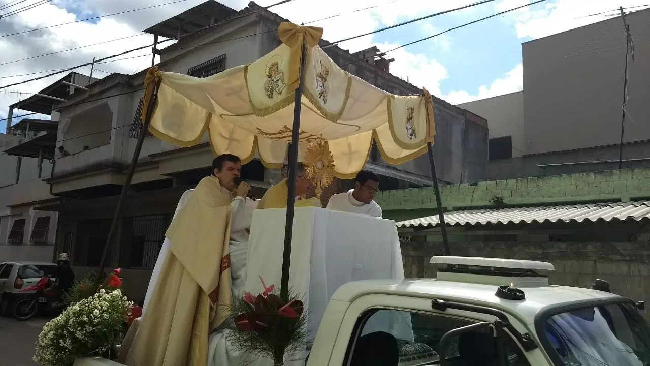 Fiéis participam das celebrações religiosas no dia de Corpus Christi