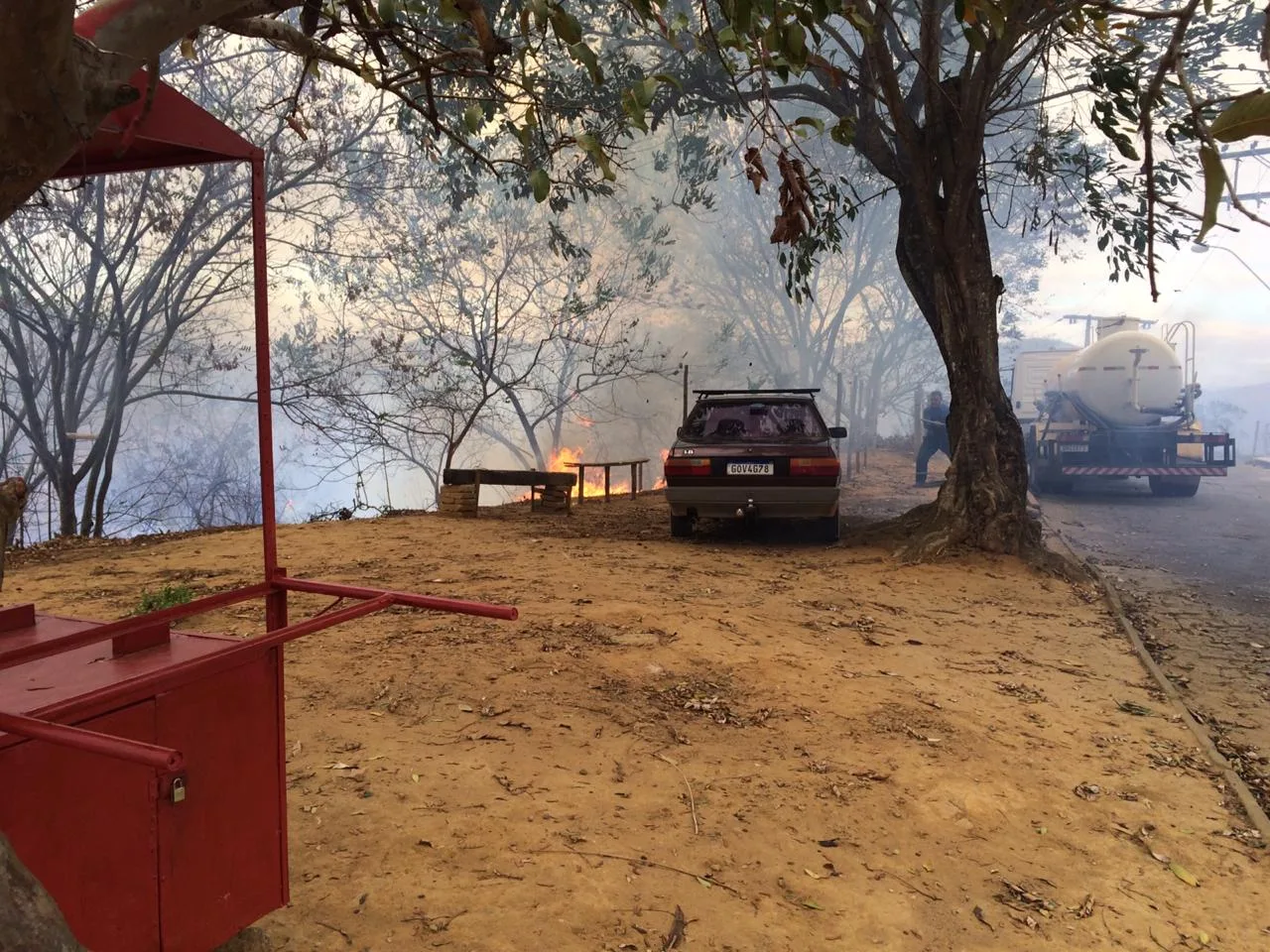 Incêndio em vegetação no Bairro Vista da Serra é debelado depois de 6 horas