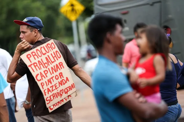 Refugiados venezuelanos são abrigados em instalações provisórias em Boa Vista.