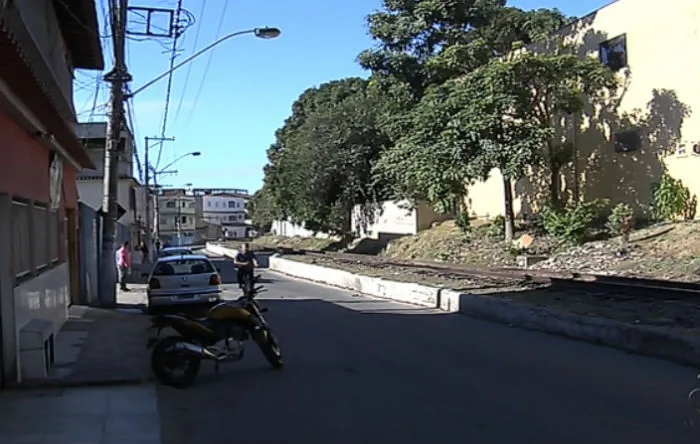 Construtor se nega a entregar bicicleta e é baleado por criminosos em Cariacica