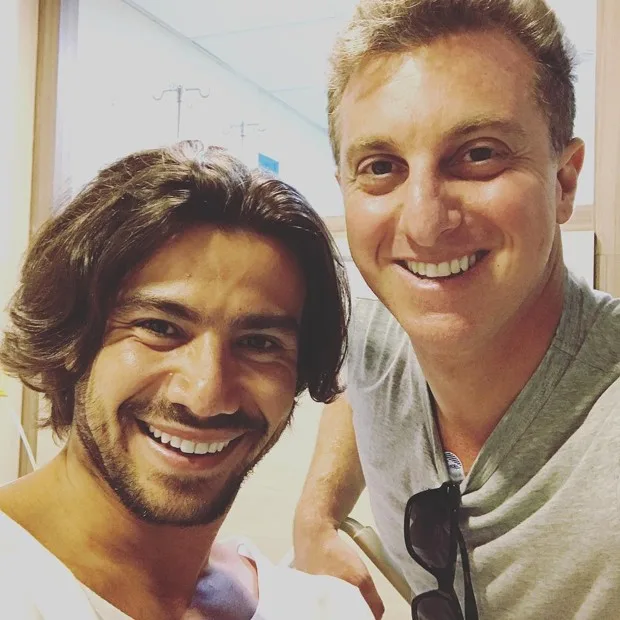 Luciano Huck faz visita a cantor Mariano no hospital após acidente