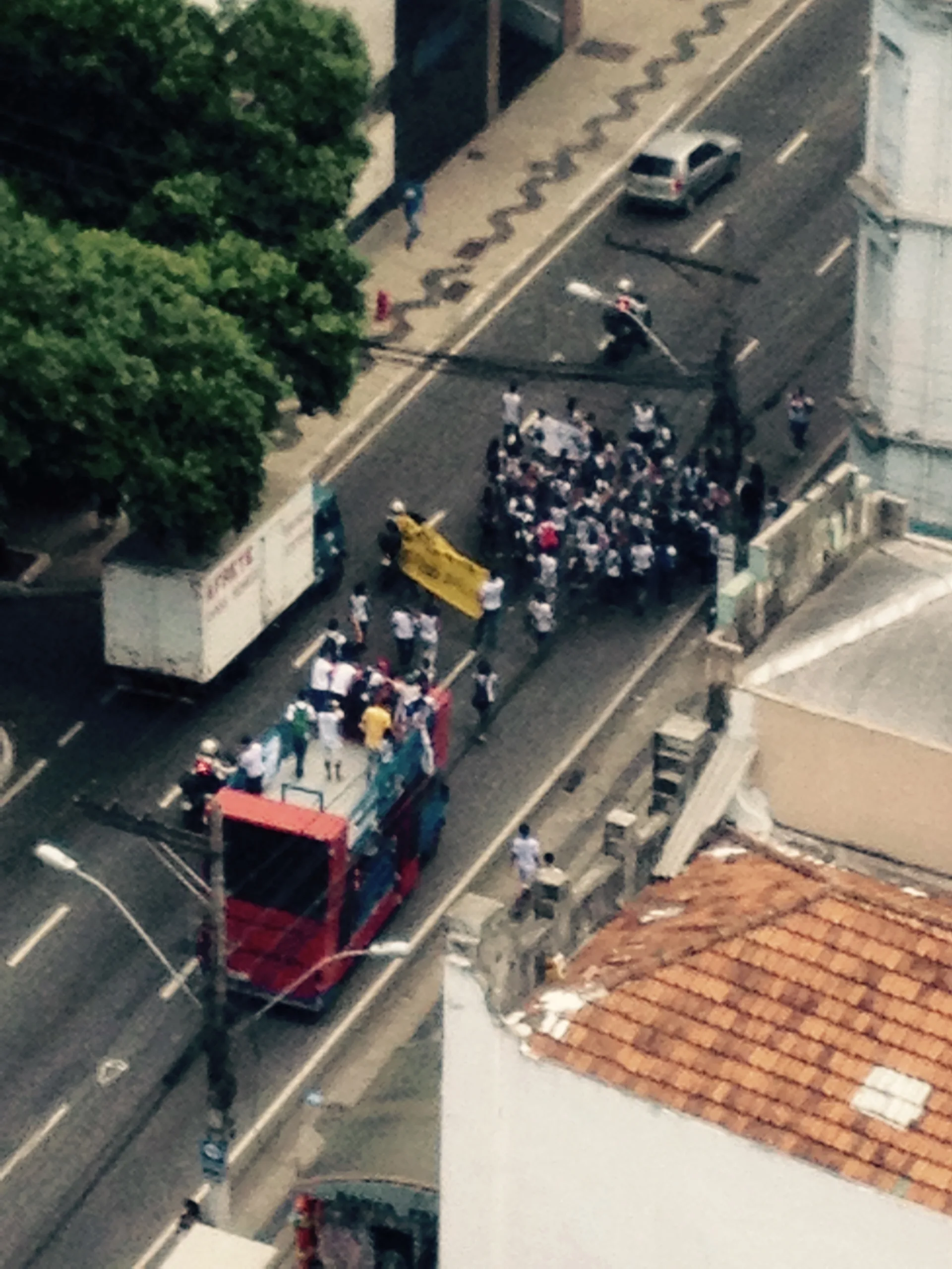 Contra projeto do governo, estudantes interditam avenida no Centro de Vitória