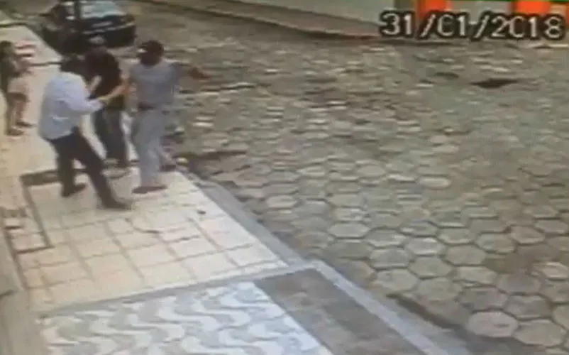 Idoso reage a assalto e é agredido e baleado em Vila Velha. Veja o vídeo!