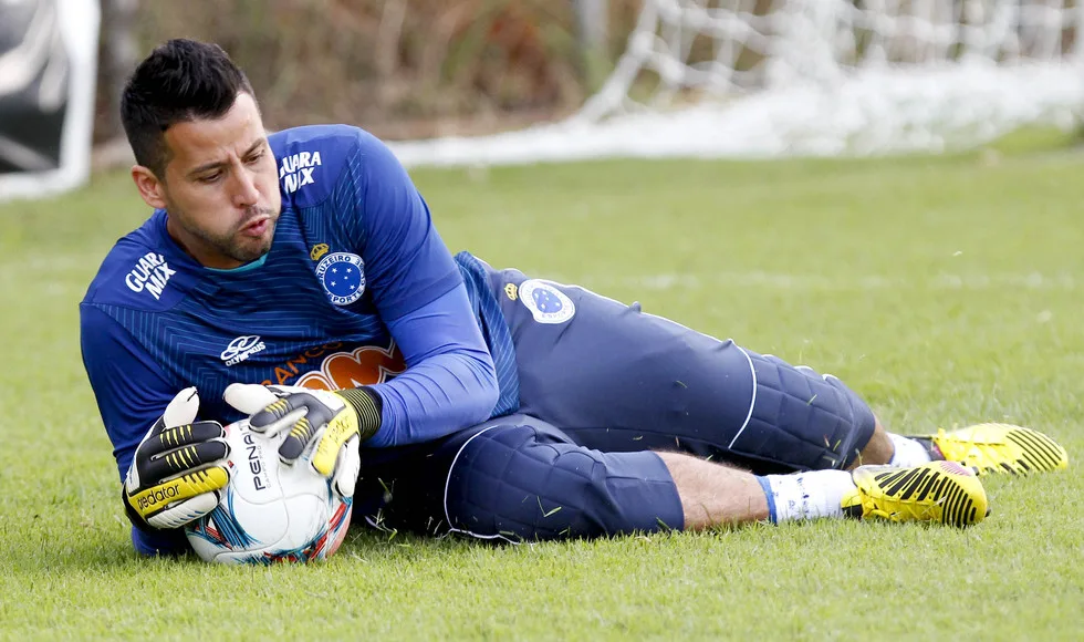 Fábio participa do seu primeiro jogo-treino pelo Cruzeiro após se recuperar de lesão