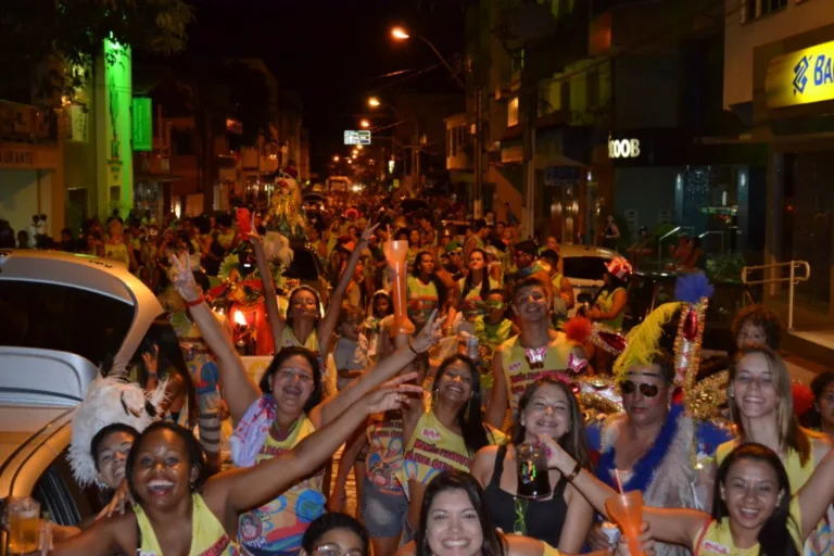 Blocos, escolas de samba e marchinhas animam o carnaval 2017 de Guarapari