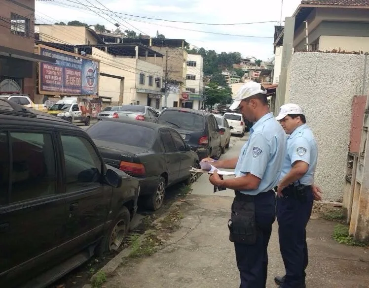 Donos de veículos abandonados são notificados por agentes de trânsito em Cachoeiro