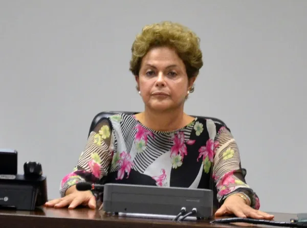 O ministro-chefe da Casa Civil, Aloízio Mercadante, a presidente Dilma Rousseff, e o ministro-chefe da Secretaria de Relações Institucionais, Pepe Vargas, durante reunião com líderes da base aliada na Câmara dos Deputados, realizada no Palácio do Planalto, em Brasília, nesta quarta-feira (04.