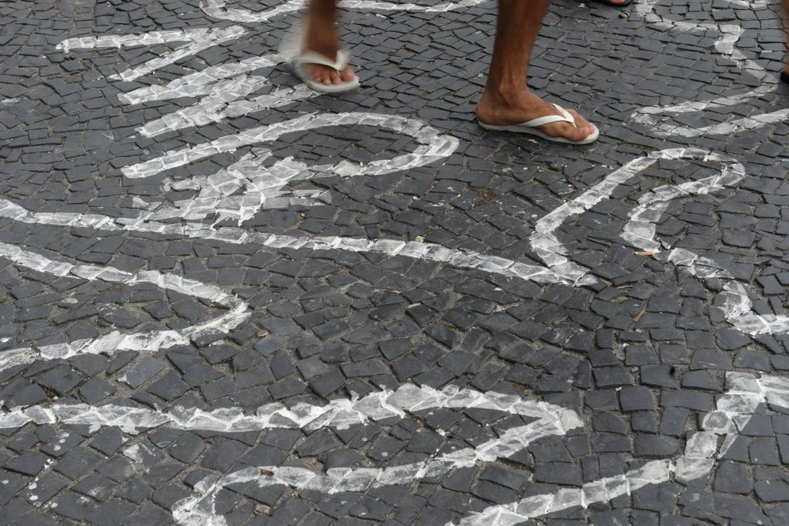 Rio de Janeiro – Campanha contra homicídios de jovens negros pinta centenas de silhuetas de corpos no chão do Largo da Carioca (Fernando Frazão/Arquivo Agência Brasil)