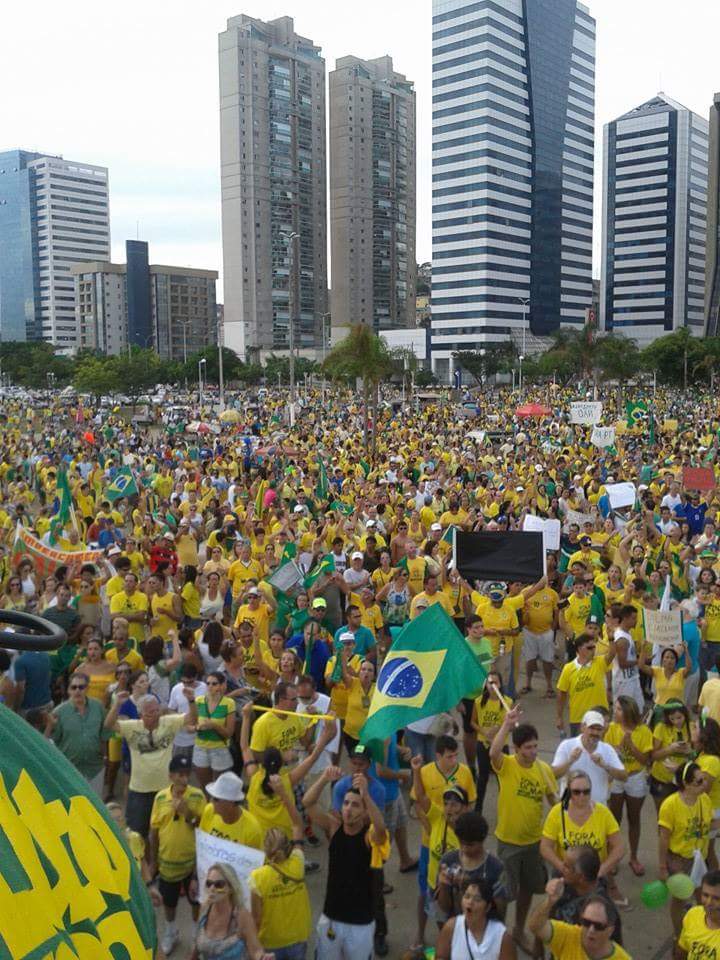 População capixaba vai às ruas contra a presidente Dilma