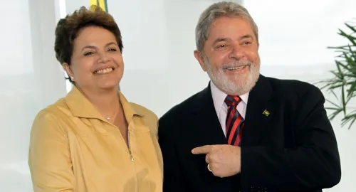 Após crise na relação, Dilma posta foto abraçada com Lula no Dia do Amigo