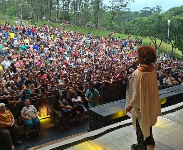 Alcione passa mal em show, é internada para exames, e aguarda alta médica para voltar ao Rio