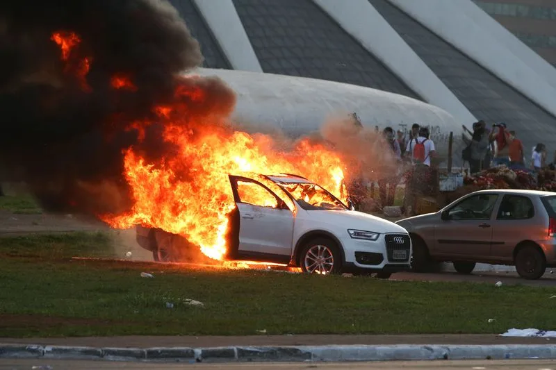 Manifestantes colocam fogo em carros durante protesto na Esplanada dos Ministérios