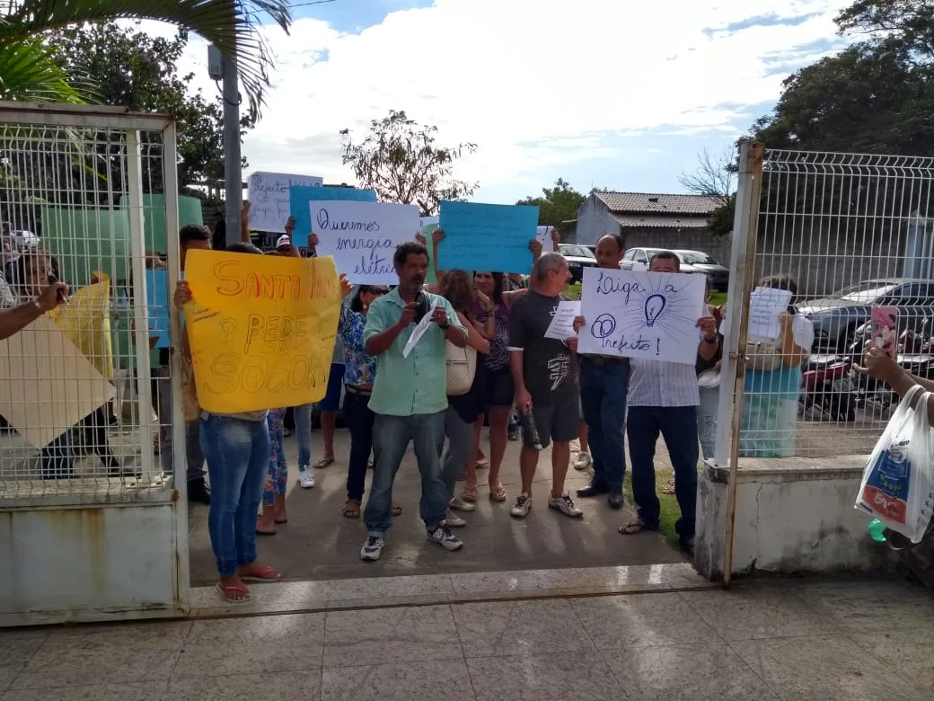 Comunidade protesta por falta de luz em frente à Prefeitura de Guarapari