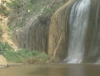 Pai tentar salvar filha e os dois morrem afogados em cachoeira de Santa Teresa