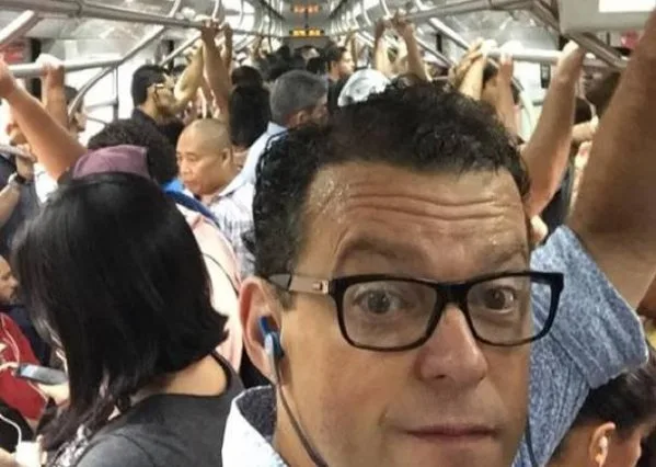 Fernando Rocha tira selfie no metrô e reclama do calor