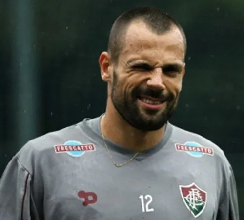 Recuperado de lesão, Cavalieri volta aos treinos no Fluminense